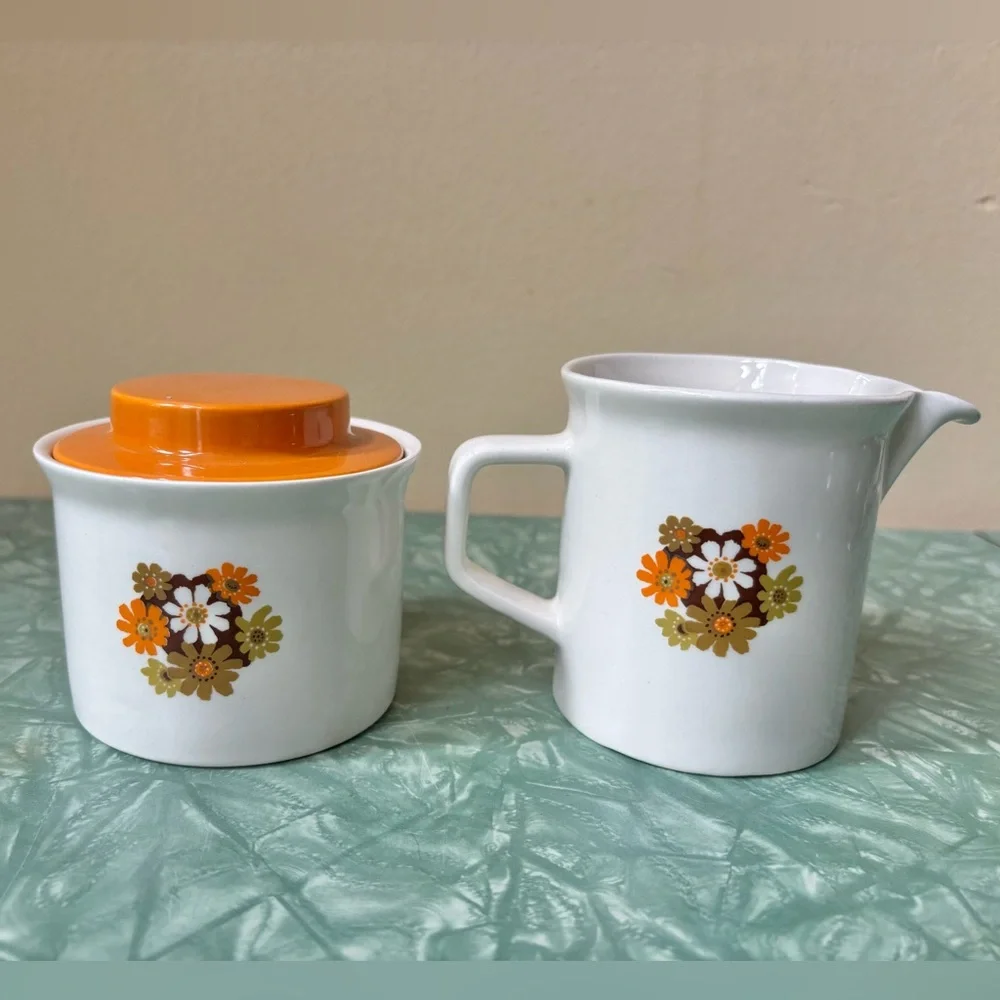 Vintage Johnson Bros Floral Creamer and Sugar Set Made in England - Picture 2 of 9